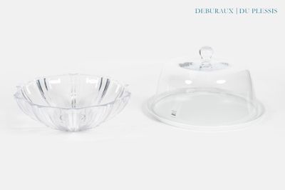 deux plats en verre transparent avec couvercles, posés sur un plan de travail blanc