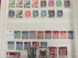 un livre avec un tas de timbres dessus
