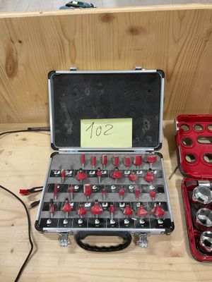 de nombreux outils posés sur une table en bois