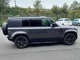 une photo d'un Land Rover noir garé sur un parking