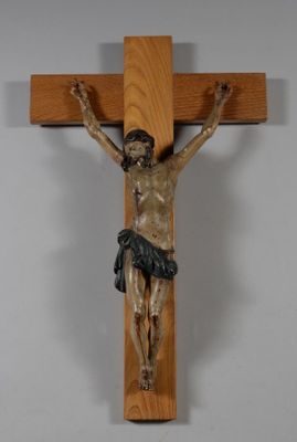 un crucifix en bois sur lequel est placée une statue de Jésus