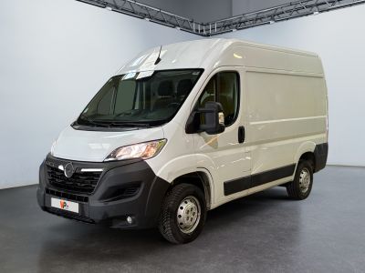 la photo d'une camionnette blanche garée dans un garage