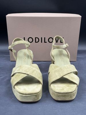 un gros plan sur une paire de chaussures avec une boîte en arrière-plan