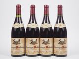 trois bouteilles de vin sont alignées sur une surface blanche