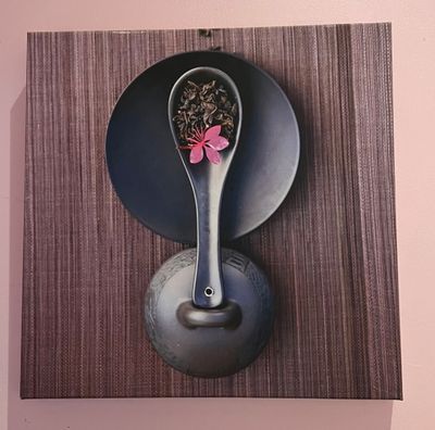 une photo d'une cuillère ornée d'une fleur