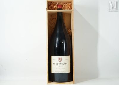une bouteille de vin dans un coffret en bois sur une table