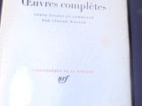 un livre sur la couverture duquel figure l'image d'un homme assis sur une table