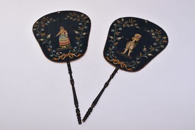 DEUX EVANTAILS, brodés sur soie à décor de personnages (acci…