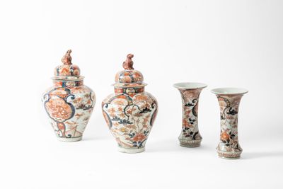 trois vases et un petit vase sont posés sur une surface blanche