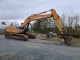 une photo d'un engin de chantier garé sur un parking