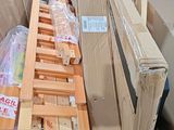 une pile de cartons qui traîne dans une pièce
