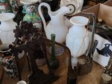 de nombreux vases et autres objets posés sur la table