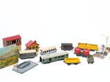 de nombreux petits trains miniatures posés sur une surface blanche