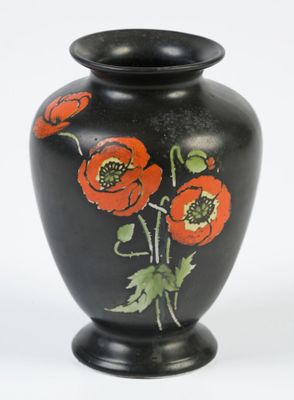 un vase noir orné de fleurs rouges peintes