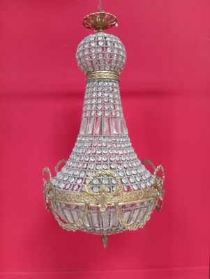 une photo d'un lustre suspendu à un mur rose