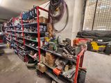 un garage avec de nombreux outils sur les étagères