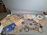 une table sur laquelle se trouvent un tas de pièces de monnaie et d'autres objets