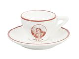 une tasse et une soucoupe sur lesquelles est représentée une femme