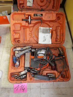 deux boîtes orange accrochées au mur et contenant des outils