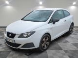 la voiture blanche est garée sur un sol en damier dans le garage