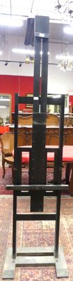 des tables et des chaises dans une pièce aux murs rouges et à la moquette rouge