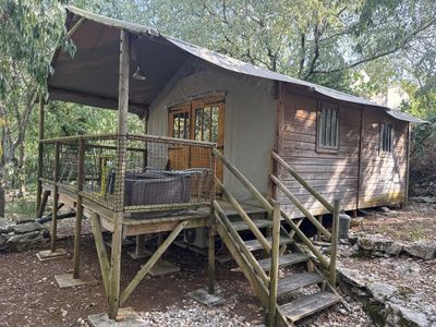 une image représentant une petite cabane dans les bois