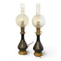 Paire de LAMPES A PETROLE en porcelaine, le globe et le tube… (photo 2)