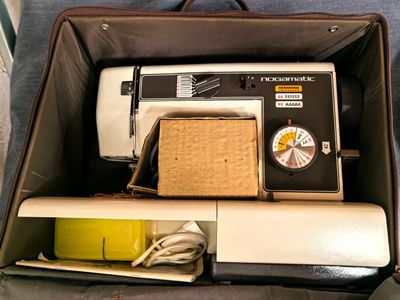 une valise contenant un appareil photo et d'autres objets