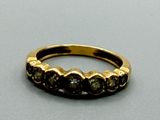 une image représentant une bague en or sertie de diamants noirs