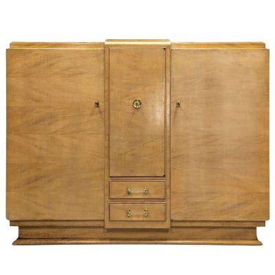 une armoire en bois à deux portes, surmontée de tiroirs