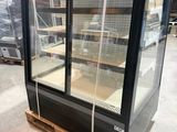 une vitrine à deux portes vitrées dans un magasin
