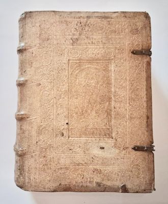 un vieux livre posé sur une table blanche