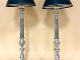 paire de lampes plaquées argent avec des abat-jours noirs