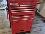 une armoire à outils rouge posée à même le sol dans une pièce