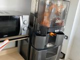 un micro-ondes et un grille-pain posés sur une étagère dans une cuisine