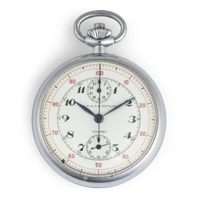 un gros plan d'une montre de poche en argent sur fond blanc