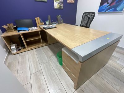 un bureau avec une chaise et un ordinateur dessus