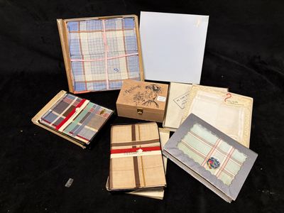 de nombreux types de cartes et d'enveloppes disposés sur une table