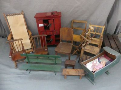 beaucoup de chaises en bois et une table avec un bébé dans un berceau