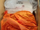 une boîte en carton contenant un sac de vêtements