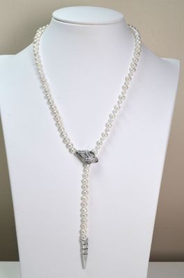 gros plan d'un collier sur un présentoir pour mannequin