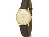 une montre-bracelet plaquée or avec un bracelet en cuir marron