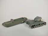 deux véhicules militaires miniatures et un bateau posés sur une surface blanche