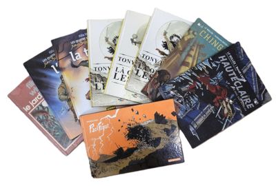 un grand nombre de livres posés sur une table