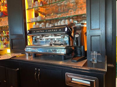 une machine à café posée sur le comptoir d'un bar