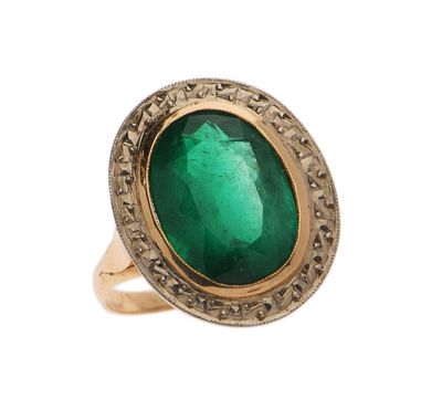 l'image d'une bague contenant une pierre verte