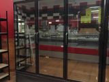 une image d'une vitrine dans un magasin