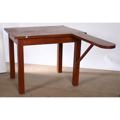 une photo d'une table d'angle avec un plateau en bois