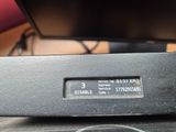 un gros plan d'un appareil électronique noir posé sur une table