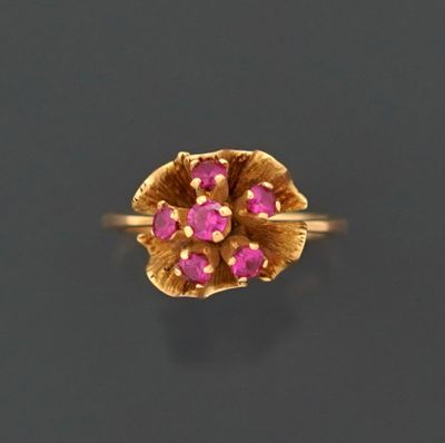 Bague en or jaune 18K 750 millièmes formant une fleur aux pé…